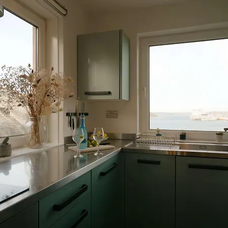 Breathtaking Harbourside Views With Parking At 'harbour Strand'